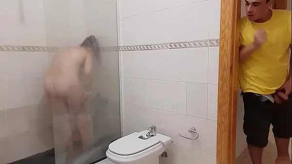 新しいぽっちゃり継母が裸でシャワー中に捕まり、義理の息子のチンポも欲しがるクールなビデオ
