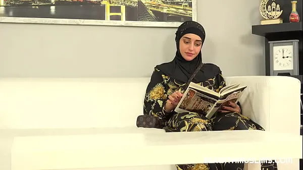 Sweet woman in hijab tried on salesman's dick instead of new clothes Video hebat baharu