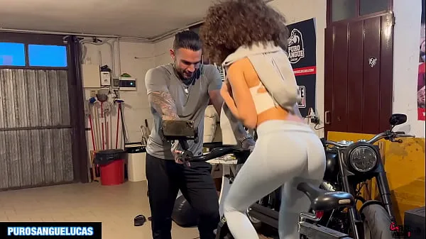 Novos FALSO PERSONAL TRAINER com BEATRICE SEGRETI FODENDO UMA jovem MORENA CURLY DEPOIS DE UM EXERCÍCIO vídeos legais