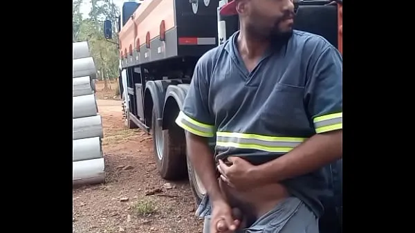 새로운 Worker Masturbating on Construction Site Hidden Behind the Company Truck 멋진 동영상